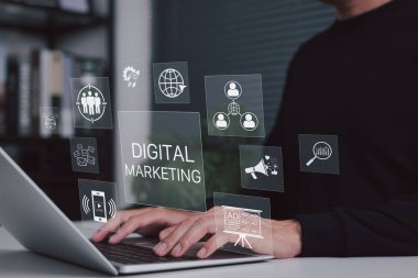 Dijital pazarlama ve online reklam konsepti. Pazarlama, sosyal medya, çevrimiçi reklamcılık, içerik stratejisi, kullanıcı hedefleme ve performans analizi için simgelerle çalışan kişi.