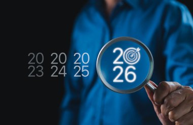 2026 Yılbaşı İş Hedefleri Konsepti. 2026 yılındaki büyüteç odaklama yılı bir hedef ikon ile, iş hedefleri ve gelecekteki hedeflere odaklanmayı temsil ediyor. Pazarlama eğilimi, iş büyümesi,
