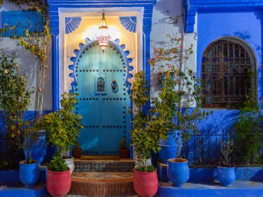 Mavi şehirde mavi bir kapı Geceleri Şef Chefchaouen
