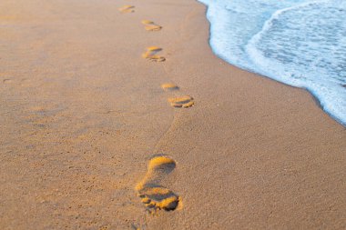 Fas sahilinde kumsalda bedava ayak izleri.