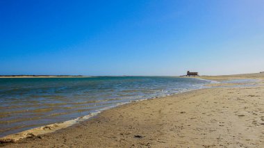 Portekiz Faro 'da sakin bir sahil.