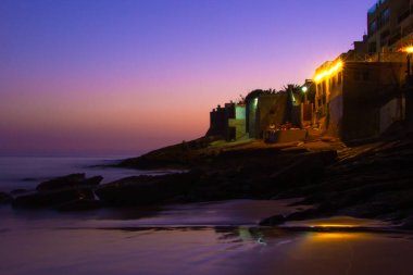 Gün batımında birçok renge sahip manzara