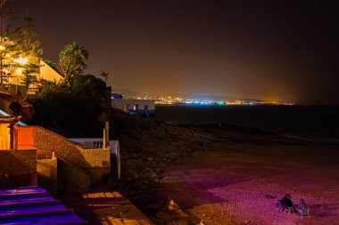 Agadir 'in gece manzarası bir sürü renkle