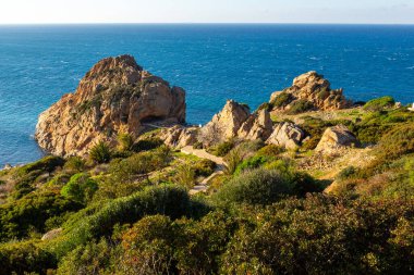 Tanca 'daki Achakar plajında dev bir kaya.