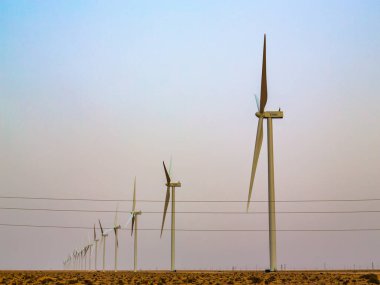 Boujdour, Fas - 18 Haziran 2022: Fas 'taki Boujdour parkında rüzgar türbinleri