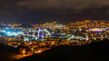 Fas 'ta geceleri Al Hoceima şehri ışıklarla doludur.