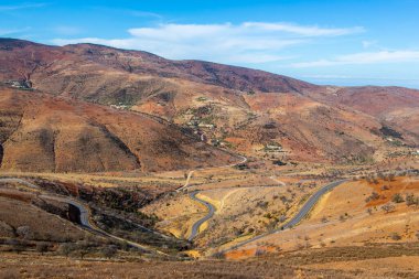Al Hoceima şehri yakınlarındaki Fas 'taki rif dağlarında virajlı yollar.