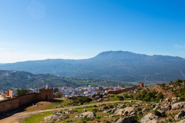 Fas 'taki Chefchaouen şehrinin kıyısında.