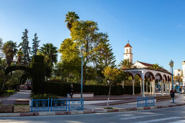 Chefchaouen, Fas - 18 Ocak 2022: Kilise ve Şef Şehrinin Bahçesi