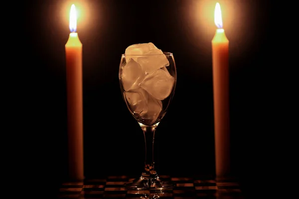 Zwei Kerzen Und Ein Glas Eiswasser — Stockfoto