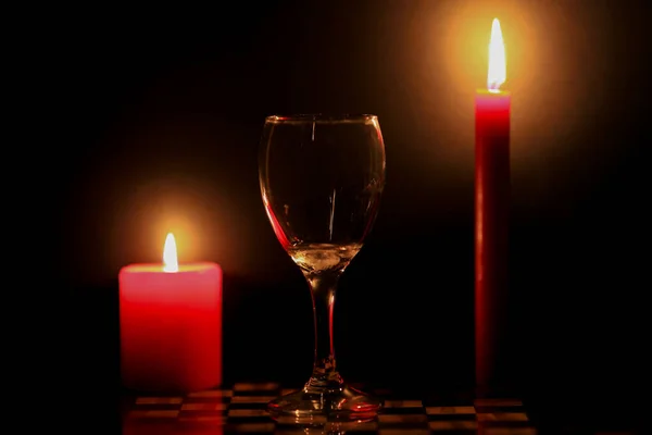 Zwei Kerzen Und Ein Glas Eiswasser — Stockfoto