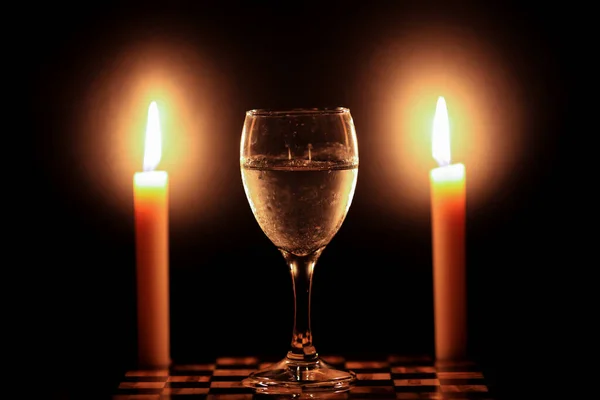 Två Ljus Och Ett Glas Isvatten — Stockfoto
