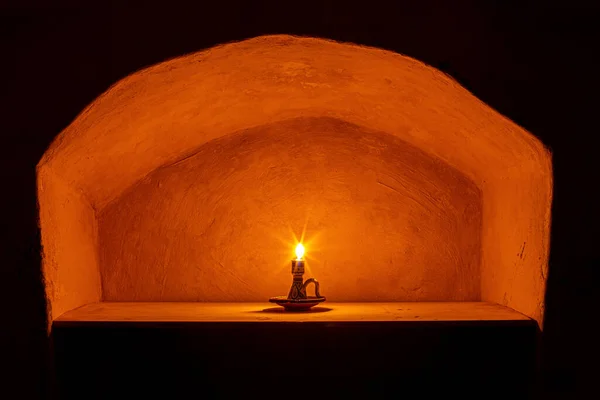 Kerzenlicht Auf Einem Zylindrischen Regal — Stockfoto