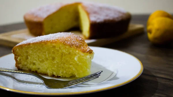 Beyaz Bir Varlığa Limonlu Pasta — Stok fotoğraf