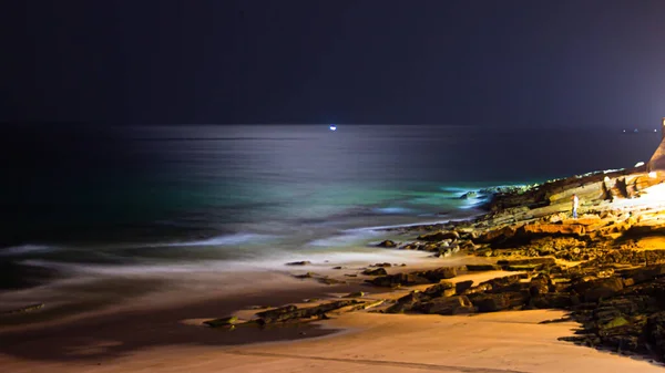 Éjszakai Látvány Holdfény Tükröződés Tenger Közepén Taghazout Beach — Stock Fotó