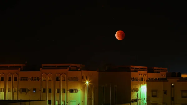 Czerwony Księżyc Nad Miastem Laayoune Maroku — Zdjęcie stockowe