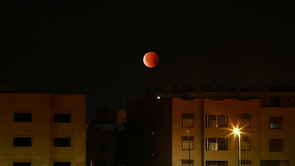 モロッコのLaayoune市の上の赤い月 — ストック写真