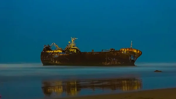 Altes Boot Steckt Nachts Sand Eines Strandes Fest — Stockfoto