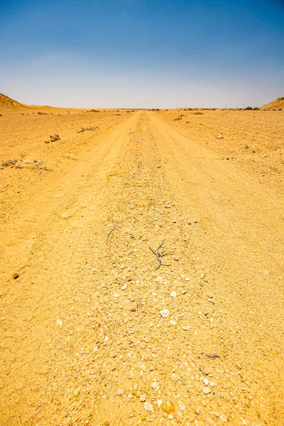 Fas Sahra 'sının ortasında bir çöl yolu.