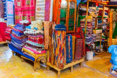 Chefchaouen, Fas - 18 Ocak 2022: Bir Fas zanaat dükkanında renkli geleneksel ipek ve pamuk kumaşlar