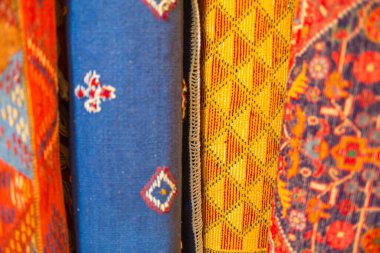 Chefchaouen, Fas - 18 Ocak 2022: Bir Fas zanaat dükkanında renkli geleneksel ipek ve pamuk kumaşlar