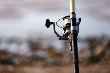 Koltuk, kanca bekçisi ve olta kamışı.