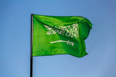 Mavi gökyüzünde dalgalanan Suudi Arabistan 'ın ulusal bayrağı