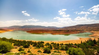 Fas 'ın Benimellal bölgesindeki Bin El Ouidane barajının güzel manzarası