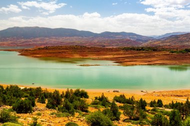 Fas 'ın Benimellal bölgesindeki Bin El Ouidane barajının güzel manzarası