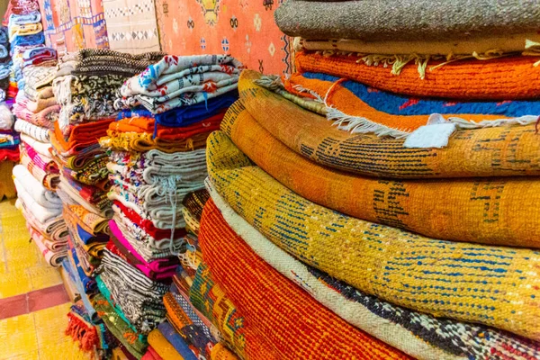 2022年1月18日 摩洛哥 Chefchaouen 摩洛哥一家工艺商店的彩色传统丝绸和棉织物 — 图库照片