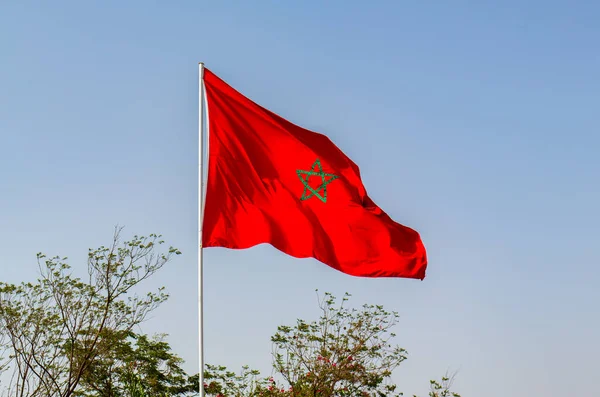 Geïsoleerde Marokkaanse Vlag Met Groene Ster Zwaaiend Aan Een Blauwe — Stockfoto