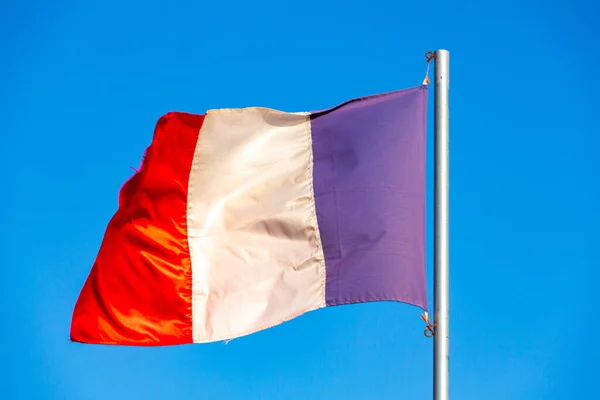 青い空に揺れるフランス国旗 — ストック写真