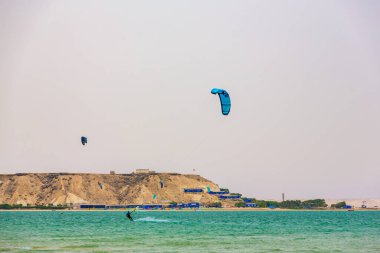 Dakhla, Fas - 22 Haziran 2022: Fas 'ın güneyindeki Dakhla Sahili' nde Uçurtma Uygulaması