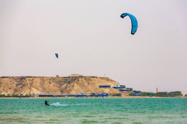 Dakhla, Fas - 22 Haziran 2022: Fas 'ın güneyindeki Dakhla Sahili' nde Uçurtma Uygulaması