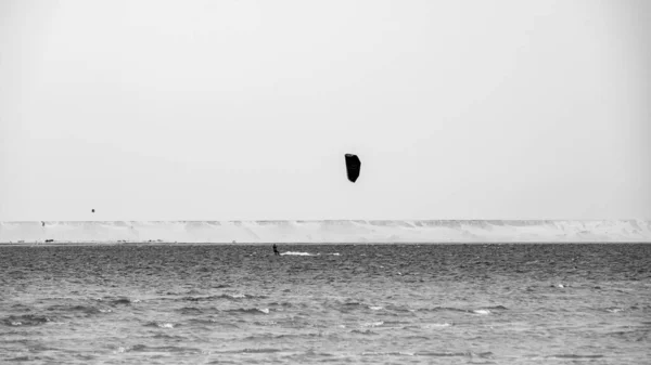 Люди Практикуют Кайтсерфинг Пляже Дахлы Юге Марокко — стоковое фото