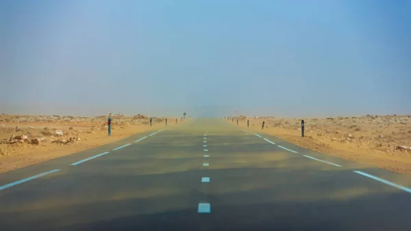 摩洛哥达赫拉国家公路上的荒漠化和沙尘移动 — 图库照片