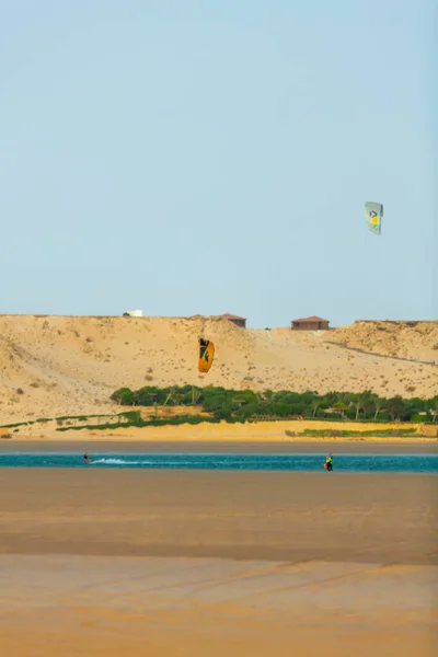 2022年6月22日モロッコ ダフラ島 モロッコ南部のダフラ島の海岸でキテスフを実践する人々 — ストック写真