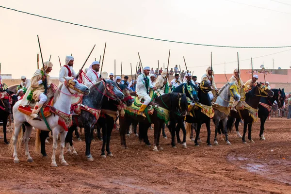 2023年8月13日 モロッコのエスウィラ 伝統的なモロッコの服装と騎士のアクセサリーを着たアラビア語のタボイダという伝統的な豪華なドレスイベントに参加するエクイティアン — ストック写真