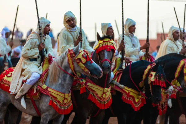 2023年8月13日 参加名为 Tbourida 的阿拉伯传统奇装异服活动的骑手 身穿传统的摩洛哥服装和骑士的配饰 — 图库照片