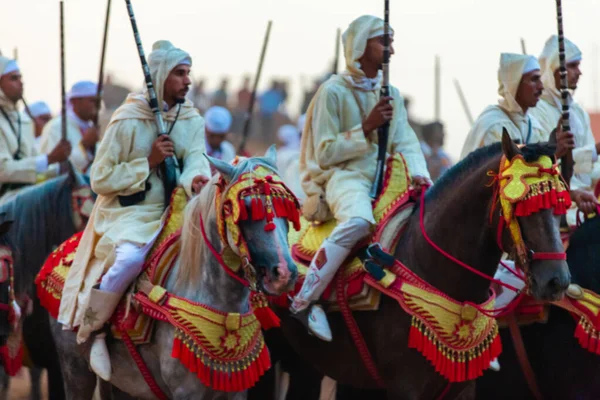 Essaouira Marocko Augusti 2023 Ryttare Som Deltar Ett Traditionellt Maskeradevenemang — Stockfoto