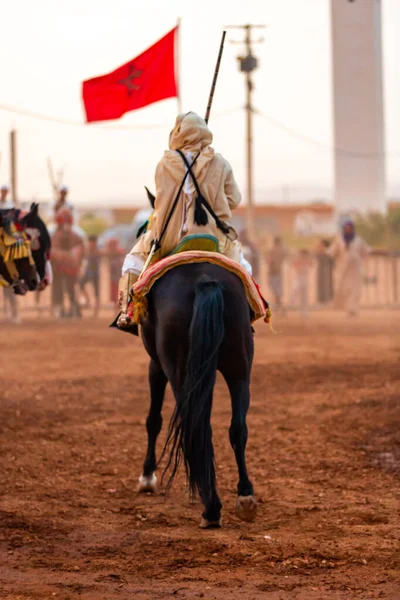 Equestres Participando Evento Fantasia Tradicional Chamado Tbourida Árabe Vestido Com — Fotografia de Stock