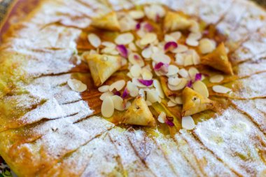 Tavuk ve bademli Fas pasaportu.