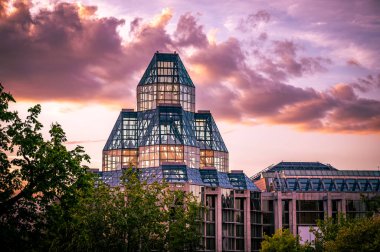 Kanada Ulusal Galerisi. Renkli günbatımı gökyüzü, Ottawa, Ontario, Kanada. Fotoğraf Mayıs 2022 'de çekildi..