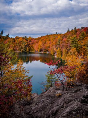 Pink Lake, Gatineau Park, Quebec, Kanada çevresindeki sonbahar renkleri. Fotoğraf Ekim 2022 'de çekildi.. 