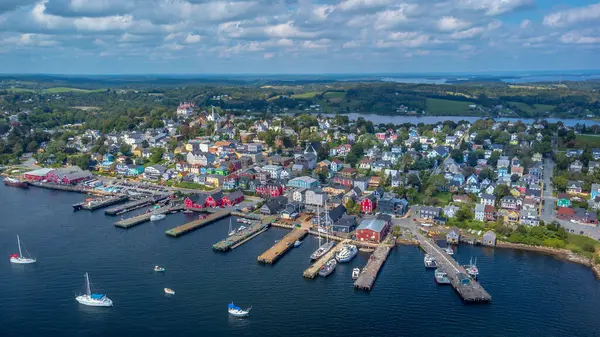 Lunenburg, Nova Scotia, Kanada 'nın büyüleyici tarihi kasabasının renkli hava manzarası. UNESCO 'nun dünya mirası bölgesi. Fotoğraf İHA tarafından Eylül 2023 'te çekildi..