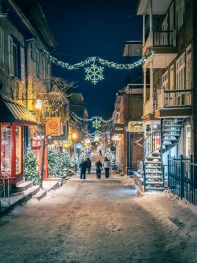 Ünlü ve büyülü Rue du Petit-Champlain sokağı, tatil, Noel sezonu, kış, Eski Quebec, Quebec, Kanada 'da geceleri turistlerle aydınlandı. Fotoğraf Aralık 2022 'de çekildi..