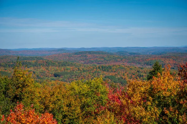 Ormanın, dağların ve ufkun renkli sonbahar panoramik manzarası, Kara Dağlar Parkı, Ripon, Outaouais bölgesi, Laurentians bölgesi, Quebec, Kanada. Fotoğraf Ekim 2023 'te yürüyüş sırasında çekildi..