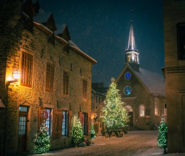 Noel kartı: Magical Place Royale, Notre-Dame-des-Victoire Kilisesi, karlı bir gecede ışıklandırılmış Noel süslemeleri ve ağaçlar, Petit-Champlain Bölgesi, Eski Quebec Şehri, Kanada Aralık 2022.