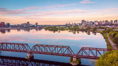 Ottawa ve Gatineau şehir merkezinin hava manzarası, Şef William Commanda Köprüsü, ulusal başkent bölgesi, altın saat gökyüzü Ottawa Nehri, Ontario, Quebec, Kanada Eylül 2021