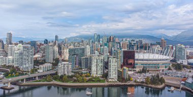 Vancouver, British Columbia, Kanada - 4 Ekim 2021: Şehir merkezinin ve BC Place Stadyumu 'nun havadan panoramik manzarası. Fotoğraf: İHA.